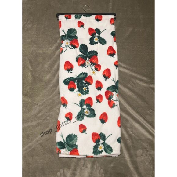 NWT Deborah Connolly Strawberry Plush Throw Blanket 50x70 Viral - Picture 3 of 3